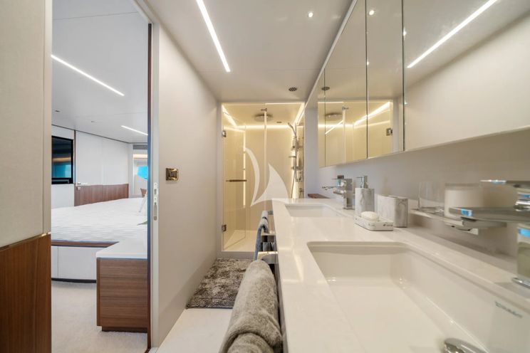 Charter Yacht RIO - Horizon FD90 - 5 Cabins - Nassau - Exumas - Bahamas