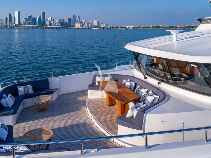 RISING DAWN Majesty Yachts Bow 1 RISING DAWN Majesty Yachts Bow 1