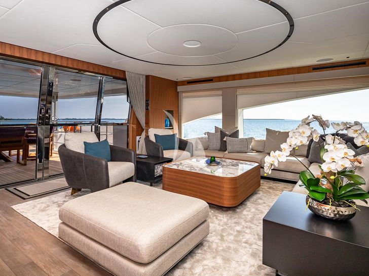 RISING DAWN Majesty Yachts Skylounge RISING DAWN Majesty Yachts Skylounge