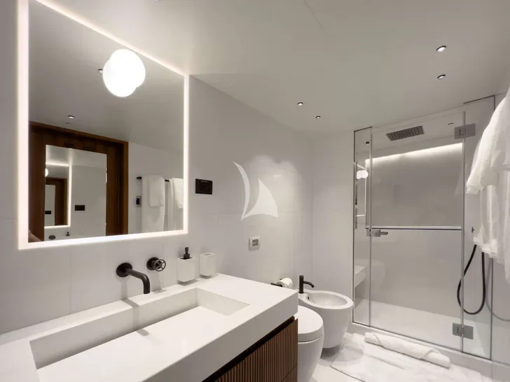 RISING DAWN Gulf Craft 43m - guest cabin bathroom RISING DAWN Gulf Craft 43m - guest cabin bathroom