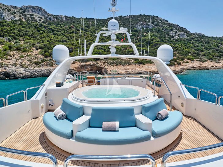 RIVA I Benetti Classic 120 - flybridge jacuzzi RIVA I Benetti Classic 120 - flybridge jacuzzi