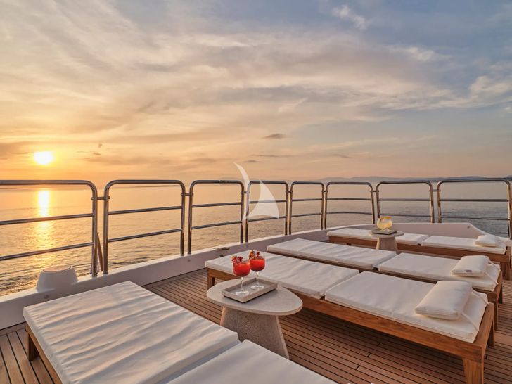 RIVA I Benetti Classic 120 - flybridge sun beds RIVA I Benetti Classic 120 - flybridge sun beds
