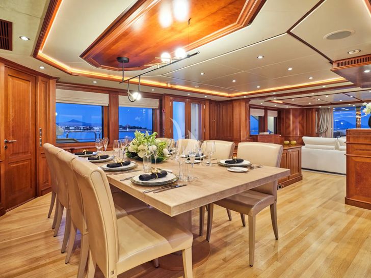 RIVA I Benetti Classic 120 - indoor dining area RIVA I Benetti Classic 120 - indoor dining area