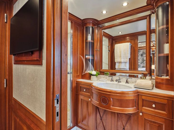 RIVA I Benetti Classic 120 - twin cabin bathroom RIVA I Benetti Classic 120 - twin cabin bathroom