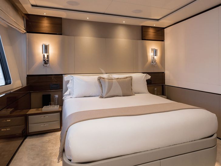 RIVIERA LIVING - Princess 35M,VIP cabin 1 RIVIERA LIVING - Princess 35M,VIP cabin 1