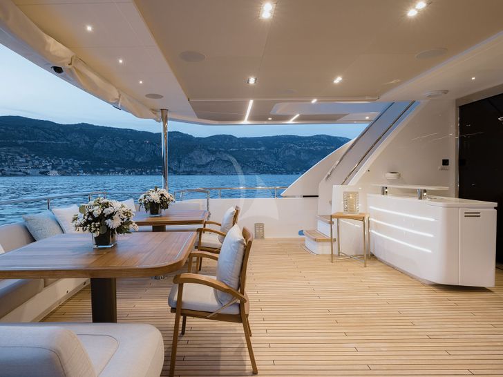 RIVIERA LIVING - Princess 35M,aft alfresco dining area and minibar RIVIERA LIVING - Princess 35M,aft alfresco dining area and minibar