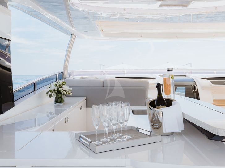 RIVIERA LIVING - Princess 35M,flybridge bar area RIVIERA LIVING - Princess 35M,flybridge bar area