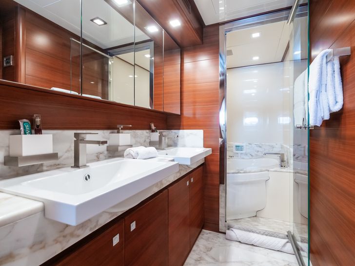 ROBUSTO Ferretti Custom Line 112 Next - VIP cabin 1 bathroom ROBUSTO Ferretti Custom Line 112 Next - VIP cabin 1 bathroom