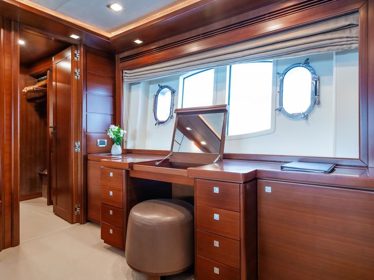 ROBUSTO Ferretti Custom Line 112 Next - VIP cabin 1 vanity ROBUSTO Ferretti Custom Line 112 Next - VIP cabin 1 vanity