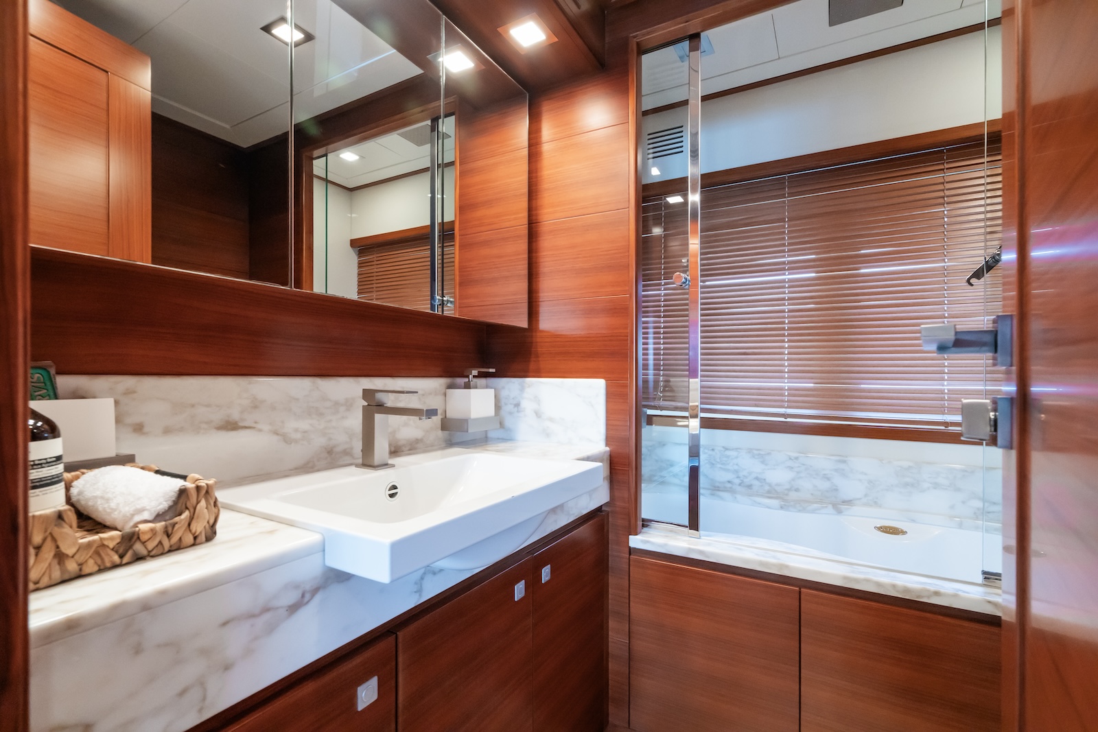 Charter Yacht ROBUSTO - Ferretti Custom Line 112 Next - 5 Cabins - Monaco - Cannes - St Tropez - Nice - Antibes - the French Riviera