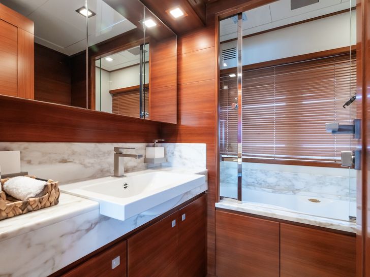 ROBUSTO Ferretti Custom Line 112 Next - VIP cabin 2 bathroom ROBUSTO Ferretti Custom Line 112 Next - VIP cabin 2 bathroom