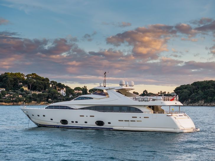 ROBUSTO Ferretti Custom Line 112 Next - anchored ROBUSTO Ferretti Custom Line 112 Next - anchored