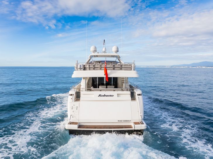 ROBUSTO Ferretti Custom Line 112 Next - cruising aft view ROBUSTO Ferretti Custom Line 112 Next - cruising aft view
