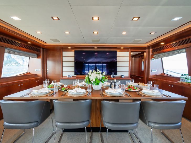 ROBUSTO Ferretti Custom Line 112 Next - main dining area ROBUSTO Ferretti Custom Line 112 Next - main dining area