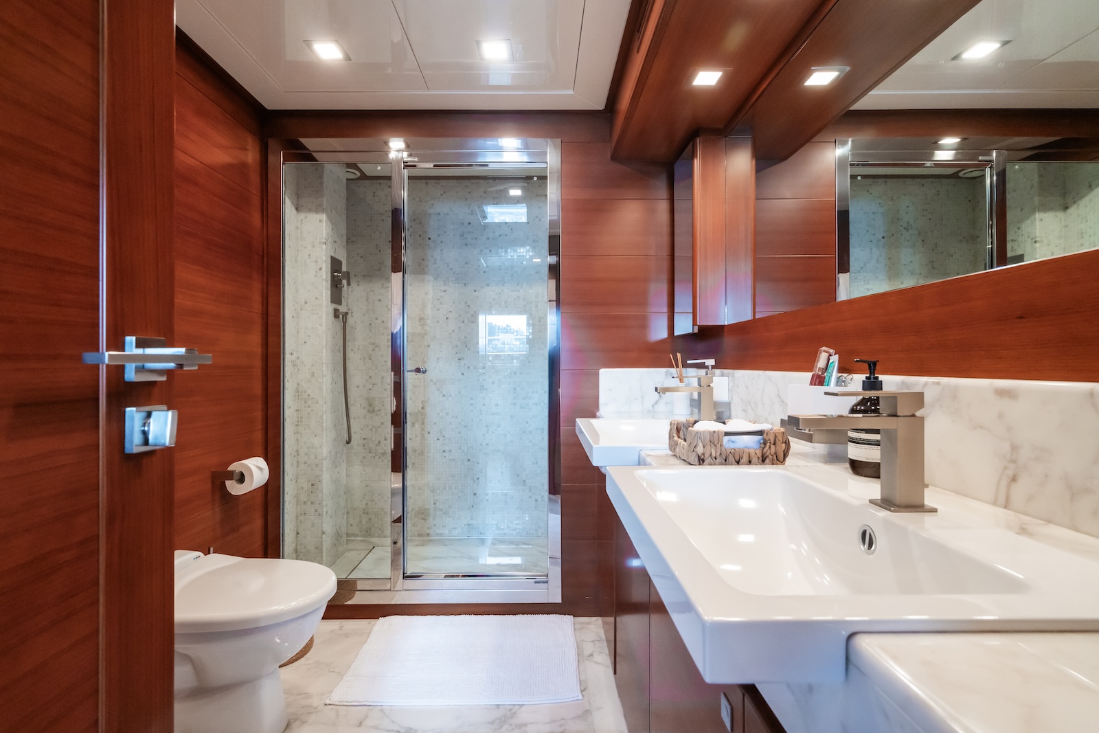 Charter Yacht ROBUSTO - Ferretti Custom Line 112 Next - 5 Cabins - Monaco - Cannes - St Tropez - Nice - Antibes - the French Riviera
