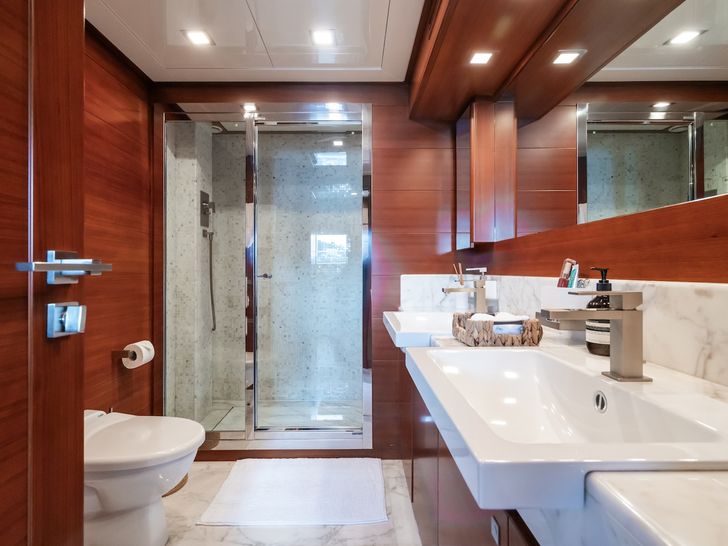ROBUSTO Ferretti Custom Line 112 Next - master cabin bathroom ROBUSTO Ferretti Custom Line 112 Next - master cabin bathroom