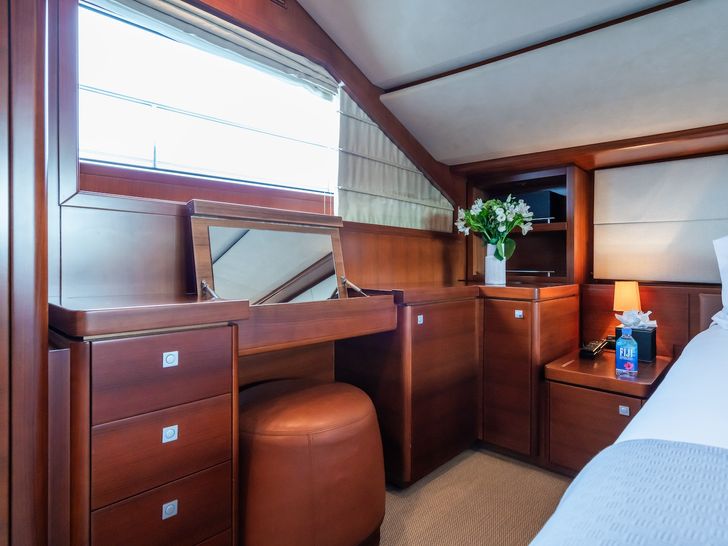 ROBUSTO Ferretti Custom Line 112 Next - master cabin vanity ROBUSTO Ferretti Custom Line 112 Next - master cabin vanity
