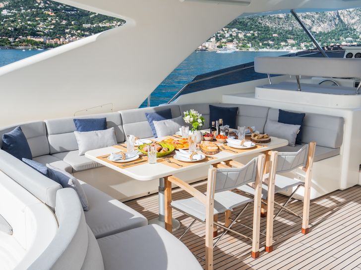 ROBUSTO Ferretti Custom Line 112 Next - sundeck alfresco dining area ROBUSTO Ferretti Custom Line 112 Next - sundeck alfresco dining area