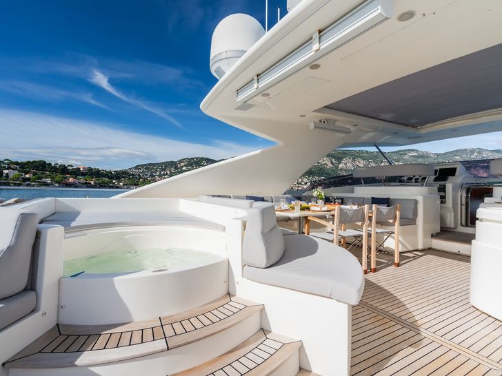ROBUSTO Ferretti Custom Line 112 Next - sundeck jacuzzi ROBUSTO Ferretti Custom Line 112 Next - sundeck jacuzzi