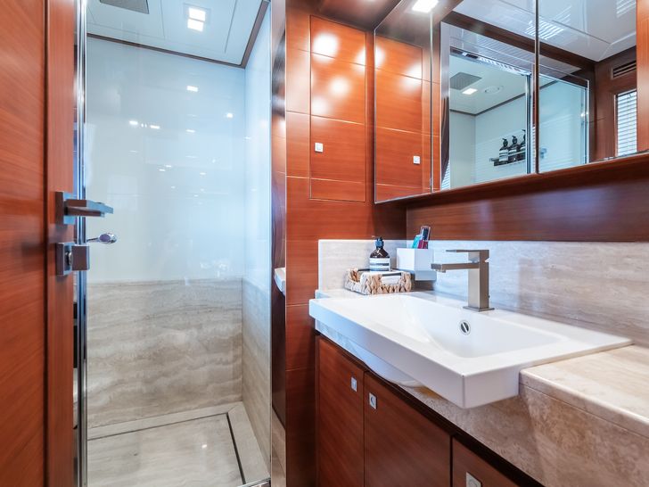 ROBUSTO Ferretti Custom Line 112 Next - twin cabin 1 bathroom ROBUSTO Ferretti Custom Line 112 Next - twin cabin 1 bathroom