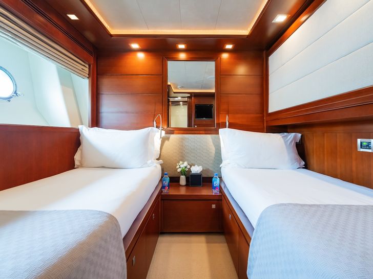 ROBUSTO Ferretti Custom Line 112 Next - twin cabin 2 ROBUSTO Ferretti Custom Line 112 Next - twin cabin 2