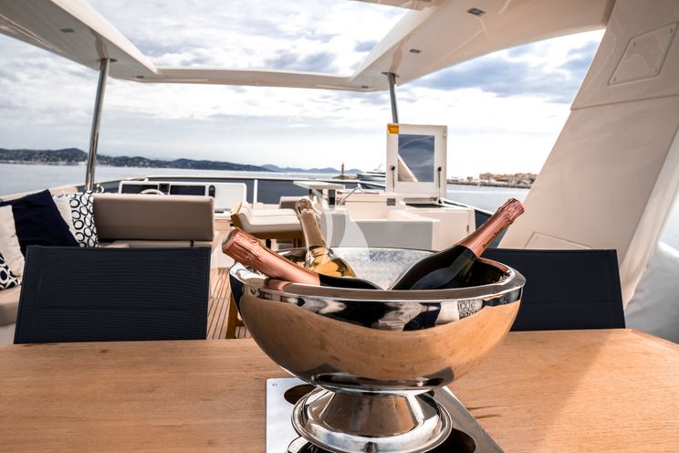 Charter Yacht ROMY ONE - Prestige 680 - 4 Cabins - Antibes - Cannes - Nice - St Tropez - French Riviera - Monaco
