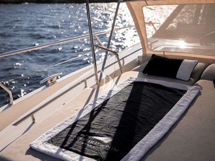 ROMY ONE Prestige 680 - foredeck sun beds ROMY ONE Prestige 680 - foredeck sun beds