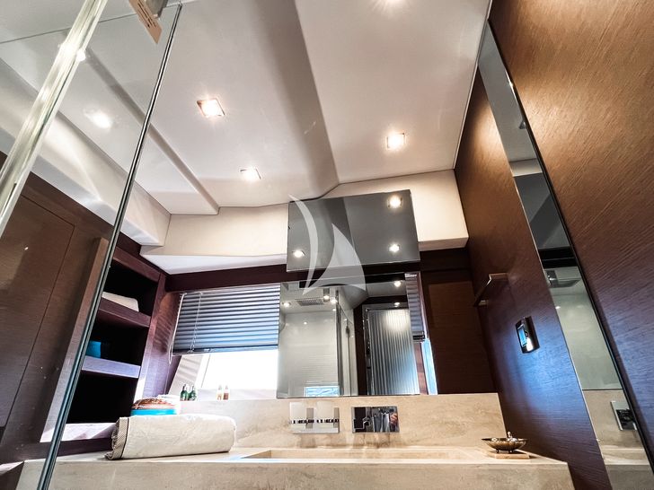 ROMY ONE Prestige 680 - master cabin bathroom ROMY ONE Prestige 680 - master cabin bathroom