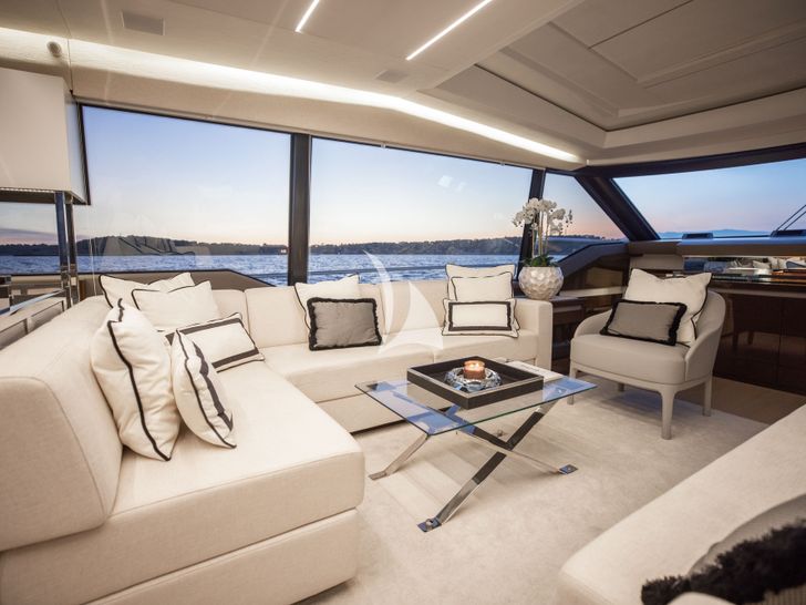 ROMY ONE Prestige 680 - saloon seating area ROMY ONE Prestige 680 - saloon seating area