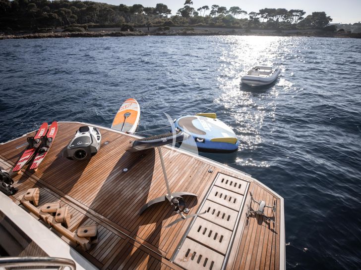 ROMY ONE Prestige 680 - water toys on the swimming platform ROMY ONE Prestige 680 - water toys on the swimming platform