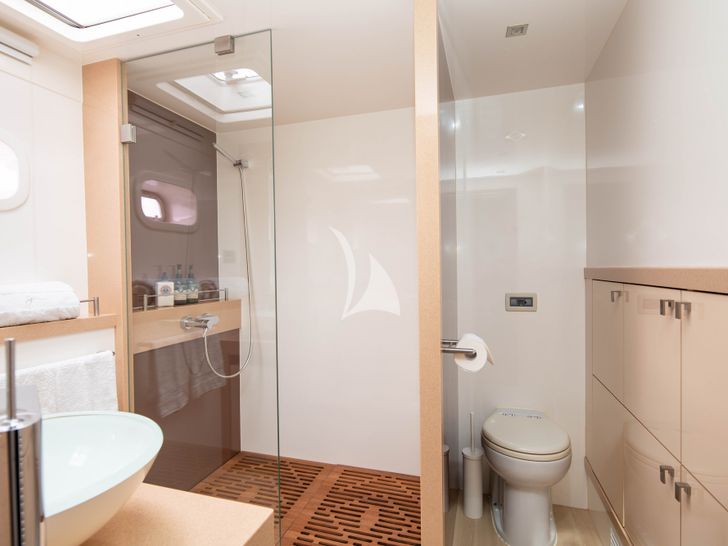 S/Y FENG Sunreef 70 - cabin 1 shower area S/Y FENG Sunreef 70 - cabin 1 shower area
