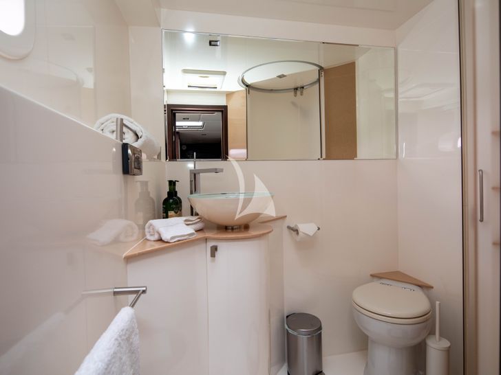 S/Y FENG Sunreef 70 - cabin bathroom S/Y FENG Sunreef 70 - cabin bathroom