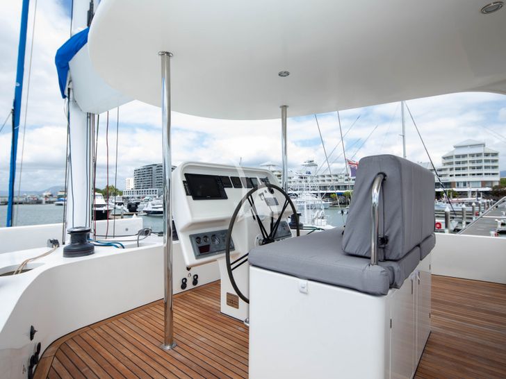 S/Y FENG Sunreef 70 - flybridge helm S/Y FENG Sunreef 70 - flybridge helm