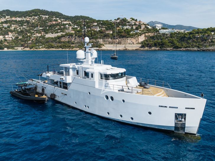 S7 Tansu Mothership Series - anchored with the tender S7 Tansu Mothership Series - anchored with the tender