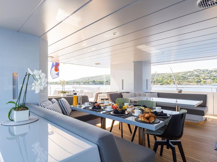 S7 Tansu Mothership Series - flybridge dining set up S7 Tansu Mothership Series - flybridge dining set up