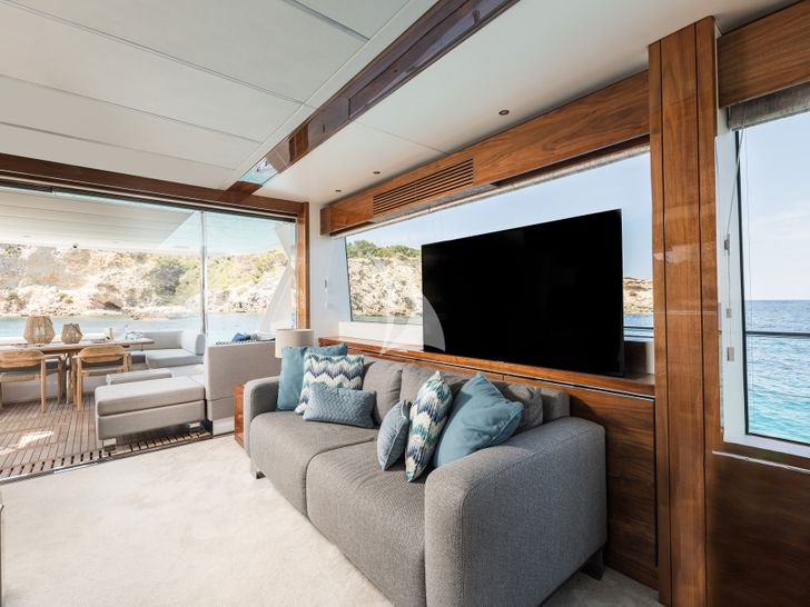 SAAHSA Sunseeker 76 - seating area with TV SAAHSA Sunseeker 76 - seating area with TV