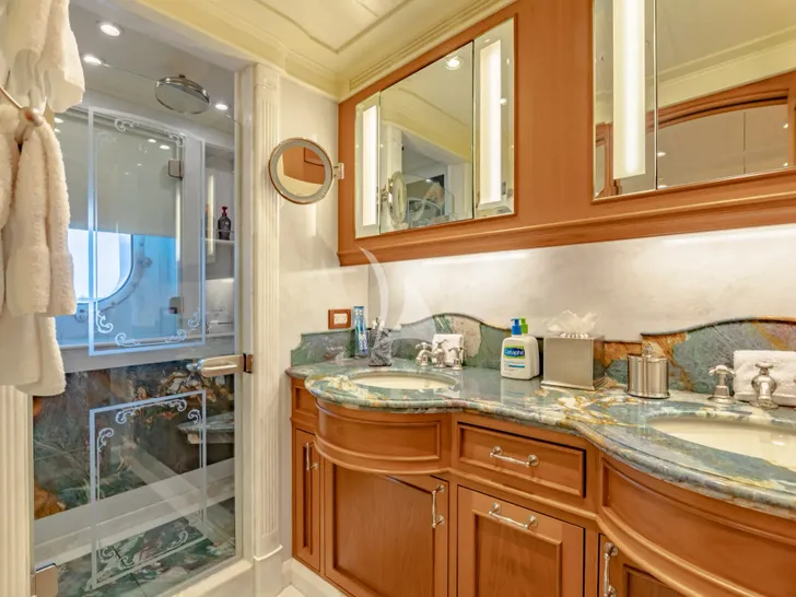 SHADOWL Burger 43m - VIP cabin 1 bathroom SHADOWL Burger 43m - VIP cabin 1 bathroom