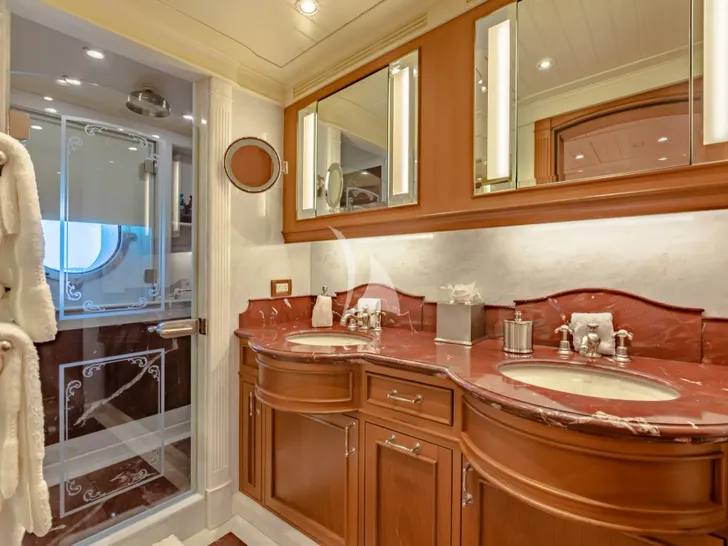 SHADOWL Burger 43m - VIP cabin 2 bathroom SHADOWL Burger 43m - VIP cabin 2 bathroom