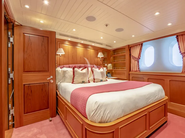 SHADOWL Burger 43m - VIP cabin 2 SHADOWL Burger 43m - VIP cabin 2