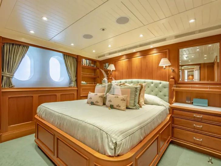 SHADOWL Burger 43m - VIP cabin 3 SHADOWL Burger 43m - VIP cabin 3