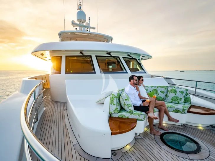 SHADOWL Burger 43m - foredeck lounge SHADOWL Burger 43m - foredeck lounge