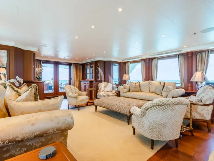 SHADOWL Burger 43m - main saloon SHADOWL Burger 43m - main saloon