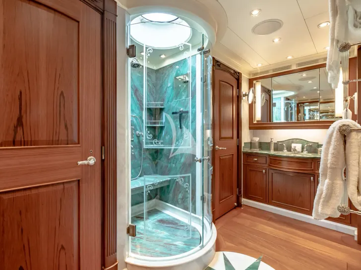 SHADOWL Burger 43m - master cabin bathroom SHADOWL Burger 43m - master cabin bathroom