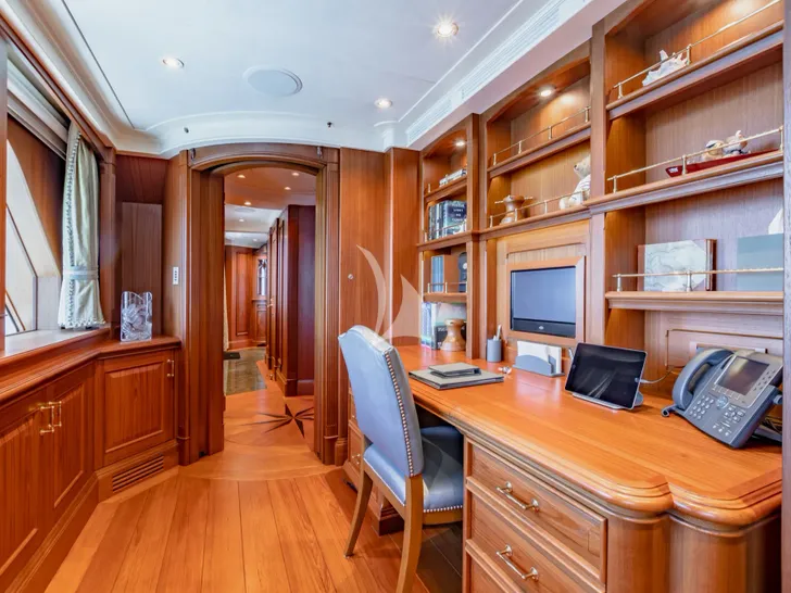 SHADOWL Burger 43m - master cabin office SHADOWL Burger 43m - master cabin office