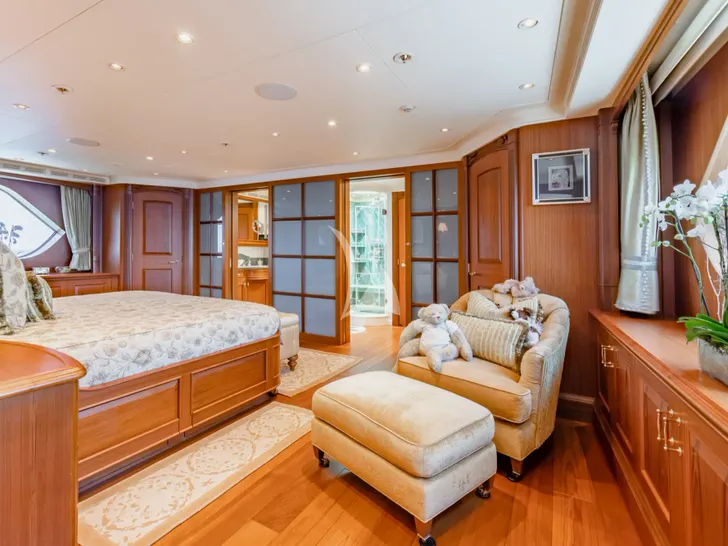 SHADOWL Burger 43m - master cabin seat SHADOWL Burger 43m - master cabin seat