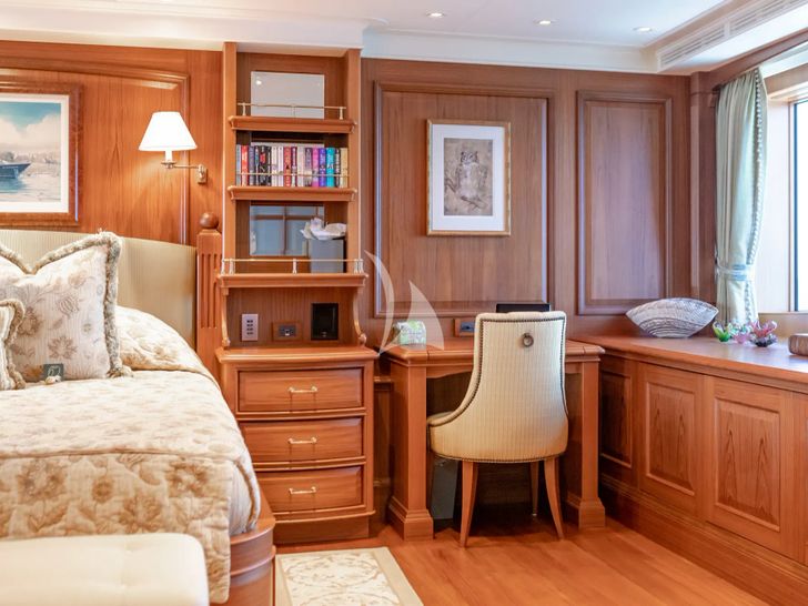 SHADOWL Burger 43m - master cabin vanity SHADOWL Burger 43m - master cabin vanity