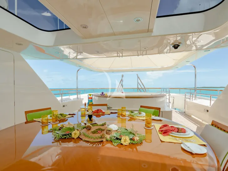 SHADOWL Burger 43m - sundeck dining SHADOWL Burger 43m - sundeck dining