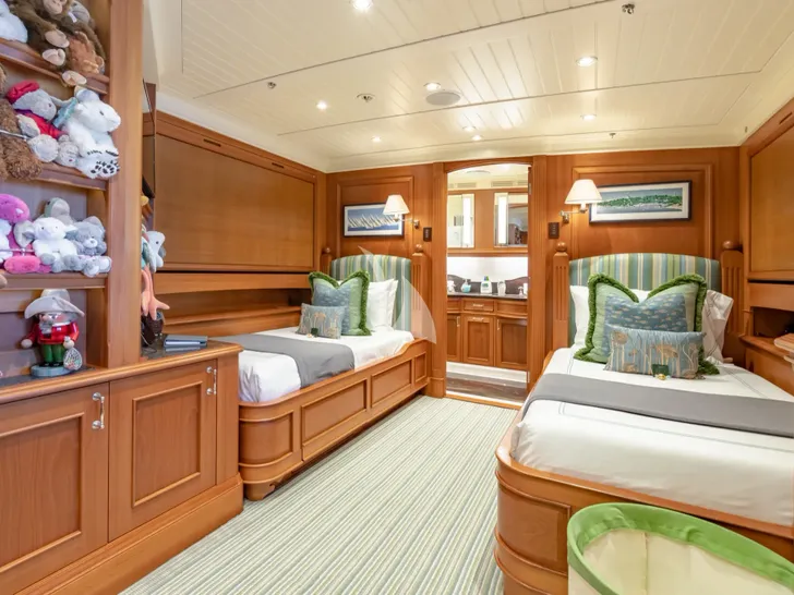 SHADOWL Burger 43m - twin cabin for children SHADOWL Burger 43m - twin cabin for children