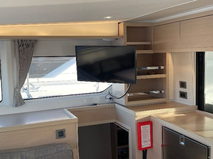 SAIL AWAY Lagoon 46 - saloon TV SAIL AWAY Lagoon 46 - saloon TV