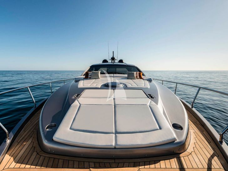 SAINTS Pershing 6X foredeck bronzing area SAINTS Pershing 6X foredeck bronzing area